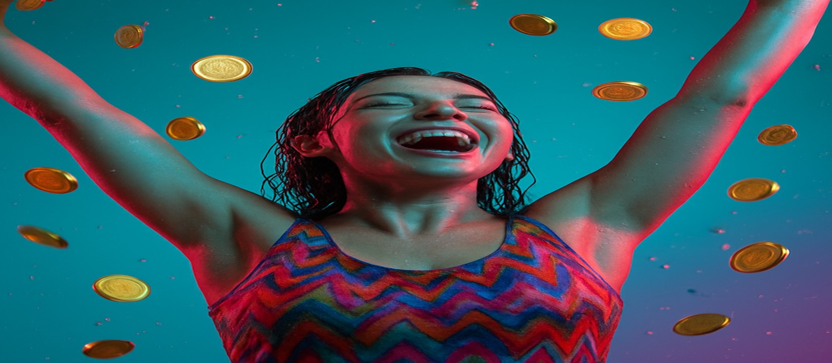 মুদ্রার ঝড়ে ভেসে ওঠা রঙিন পোশাকে একজন নারী
